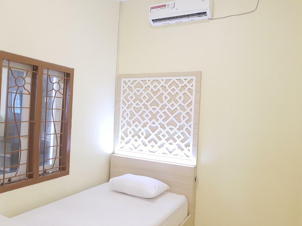 De Hanami Homestay Cirebon Bagian luar foto